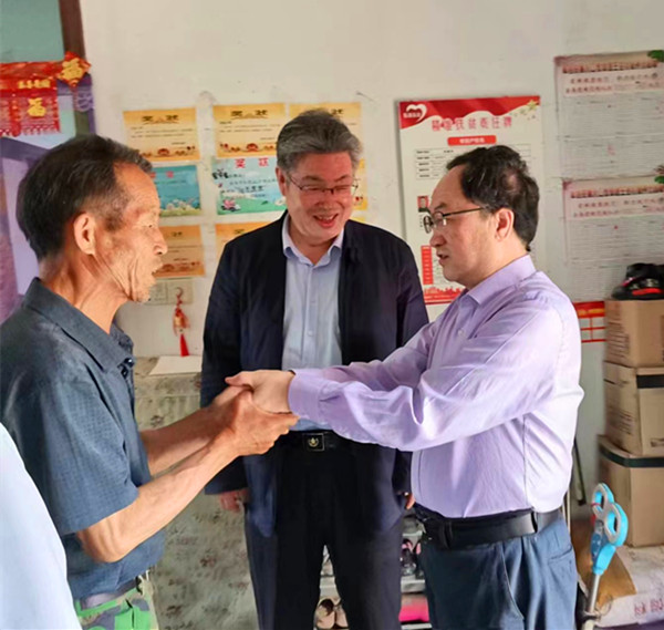 9761653819399292.jpg 亚海斌走访慰问脱贫户-2022.05.25.jpg