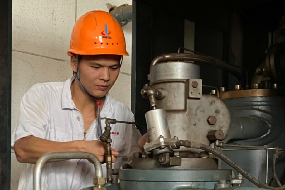 389171324719387.jpg 刘阿朋_金牛奖照片2_副本.jpg