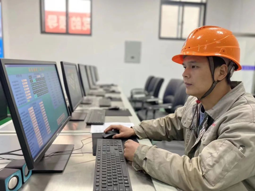 9201713247357420.jpg 刘阿朋_金牛奖照片4.jpg